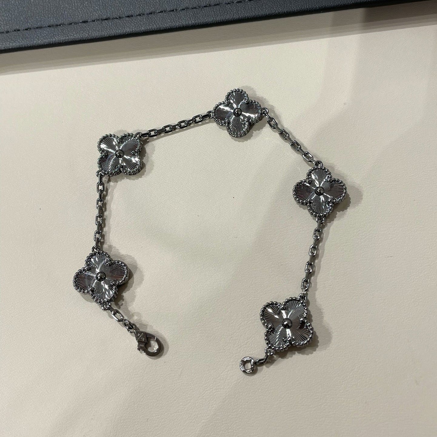 [Elite]CLOVER 5 MOTIF BLACK BRACELET