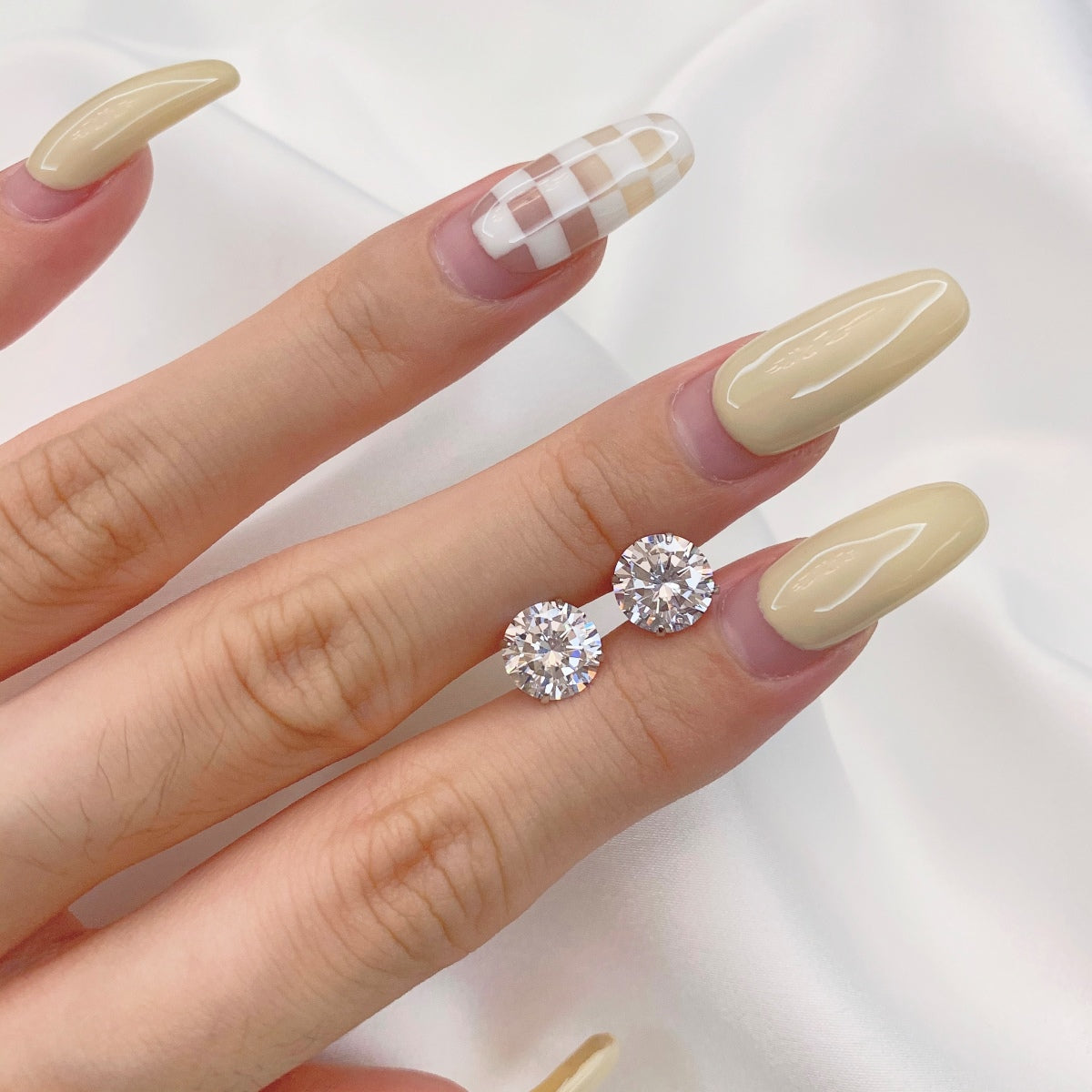 [Elite]Stylish Shiny Round Center Stone Stud Earrings