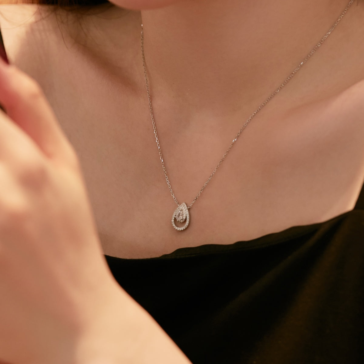 [Elite]Sparkling Pear Cut Necklace