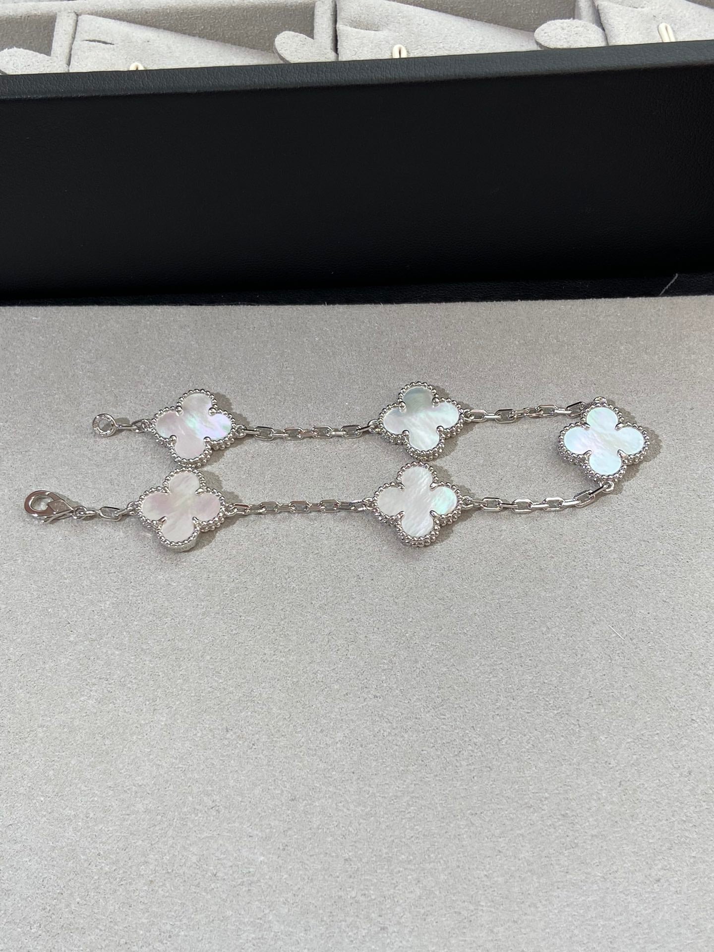 [Elite]CLOVER WHITE PEARL MOP 5 MOTIF BRACELET COLLECTION