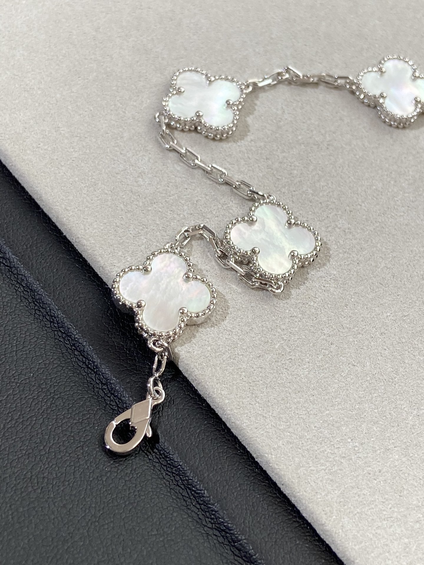 [Elite]CLOVER WHITE PEARL MOP 5 MOTIF BRACELET COLLECTION