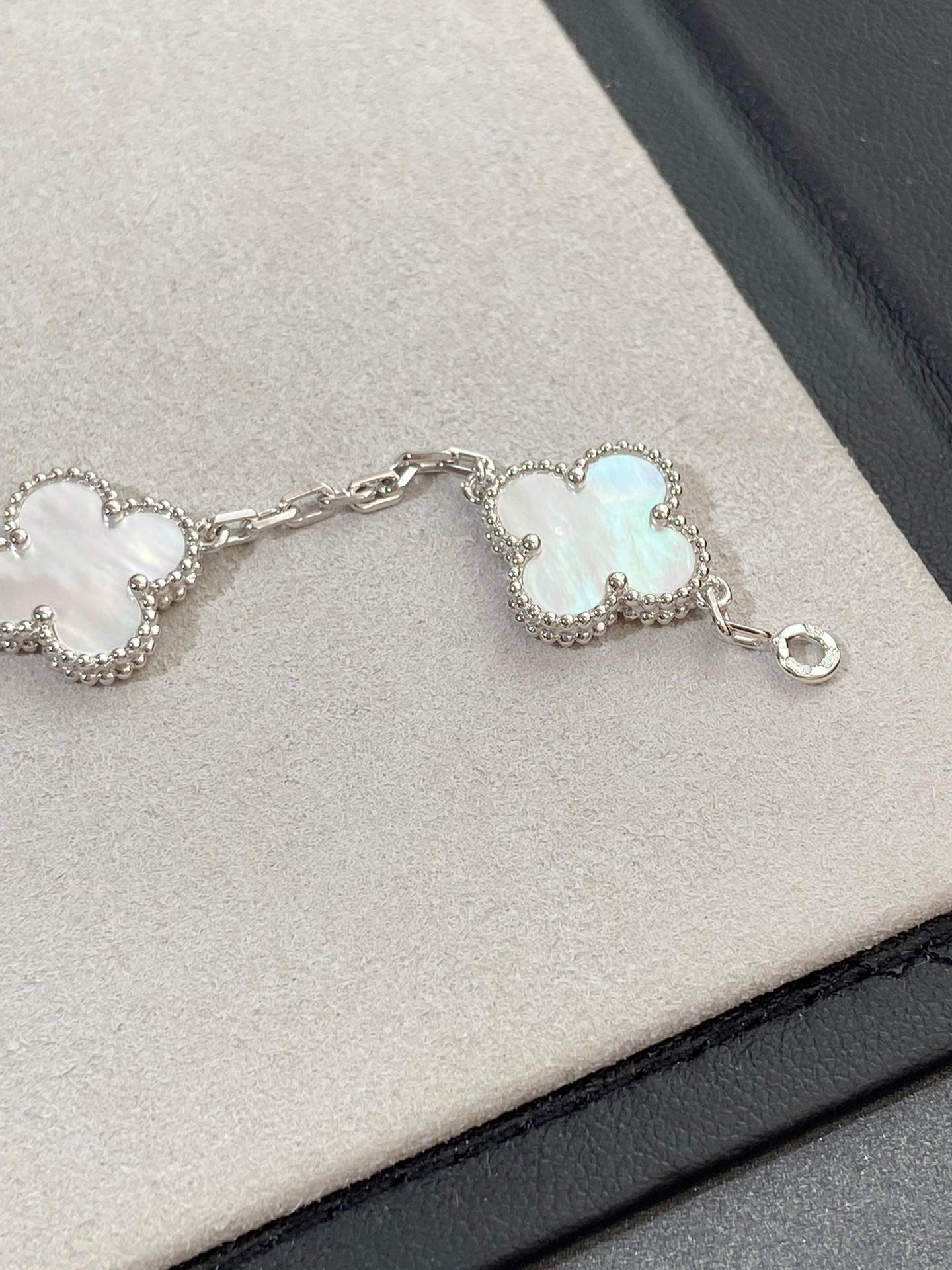 [Elite]CLOVER WHITE PEARL MOP 5 MOTIF BRACELET COLLECTION