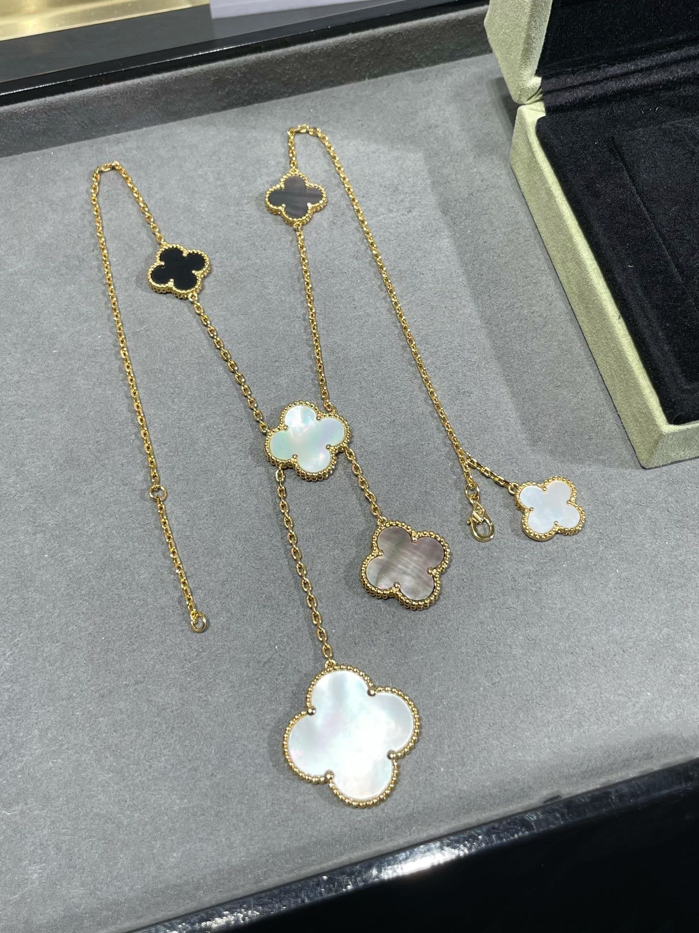 [Elite]CLOVER 6 MOTIF MOP ONYX GOLD NECKLACE