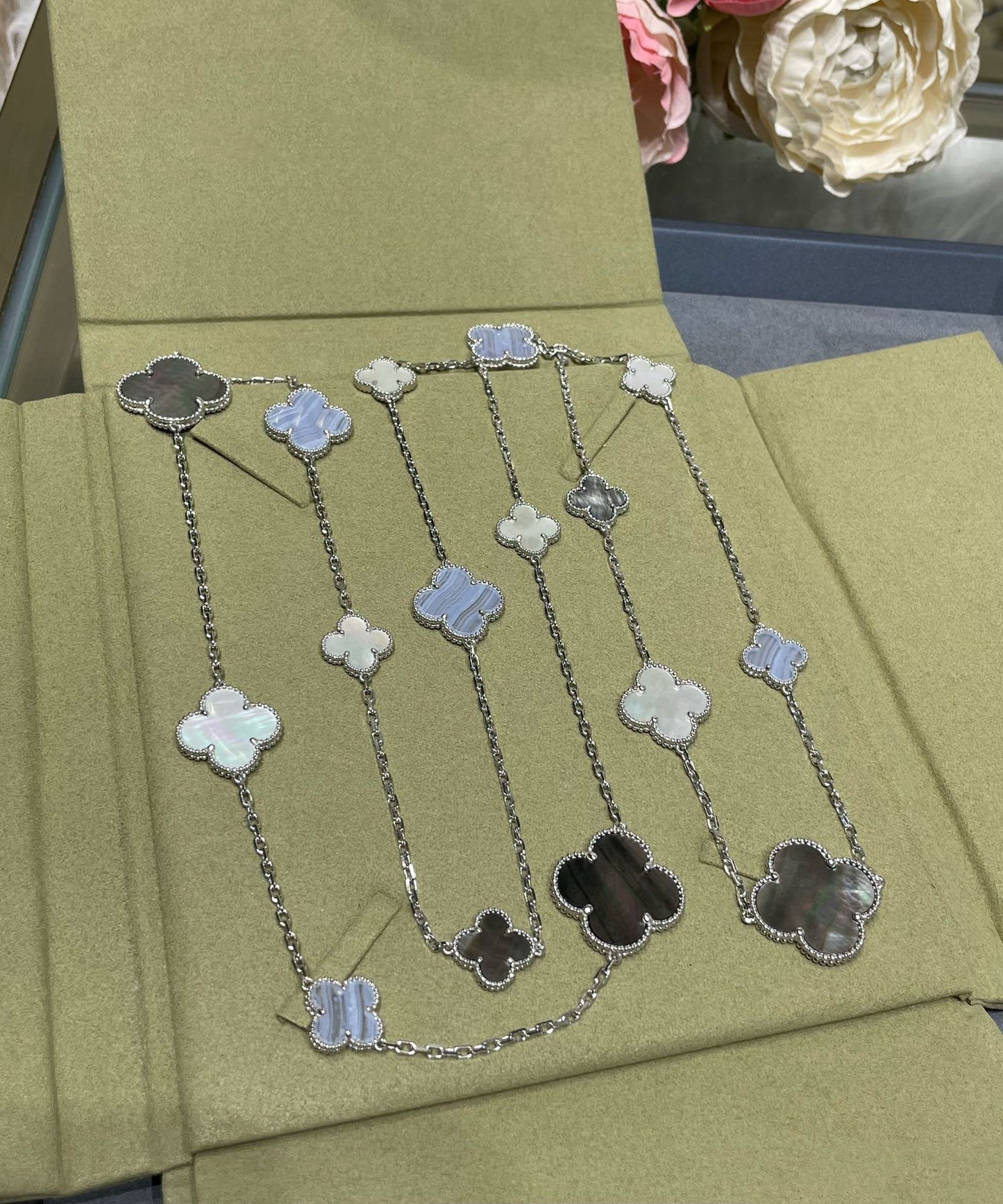 [Elite]CLOVER 16 MOTIF CHALCEDONY MOP SILVER NECKLACE
