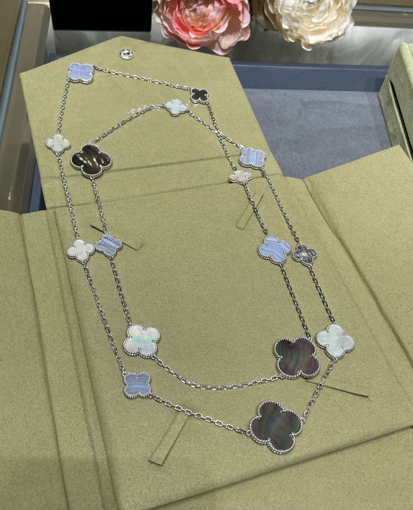 [Elite]CLOVER 16 MOTIF CHALCEDONY MOP SILVER NECKLACE
