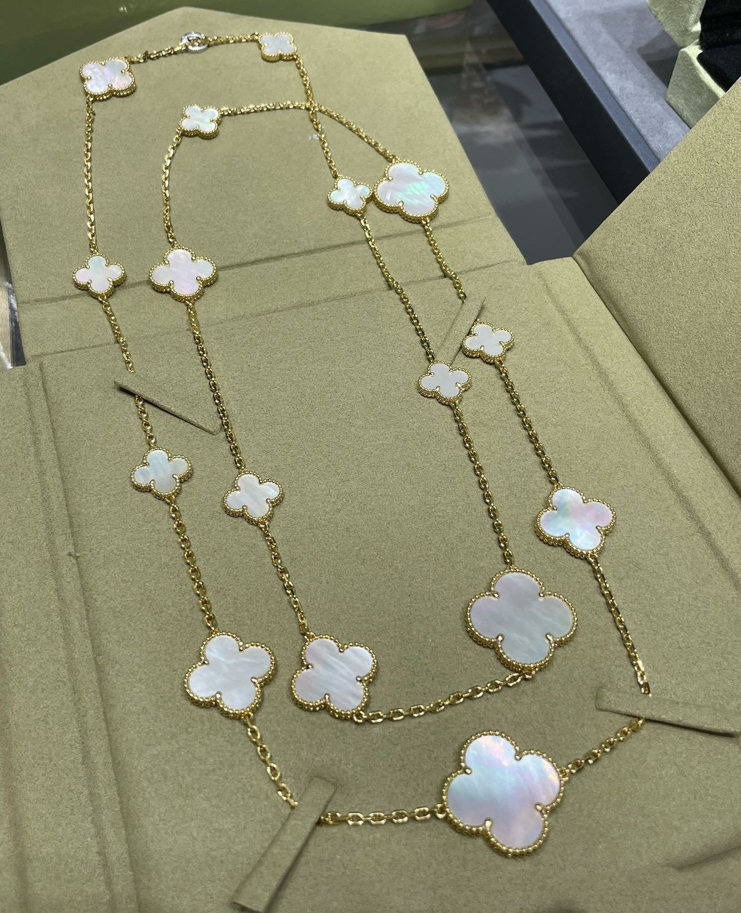 [Elite]CLOVER 16 MOTIF WHITE MOP GOLD NECKLACE