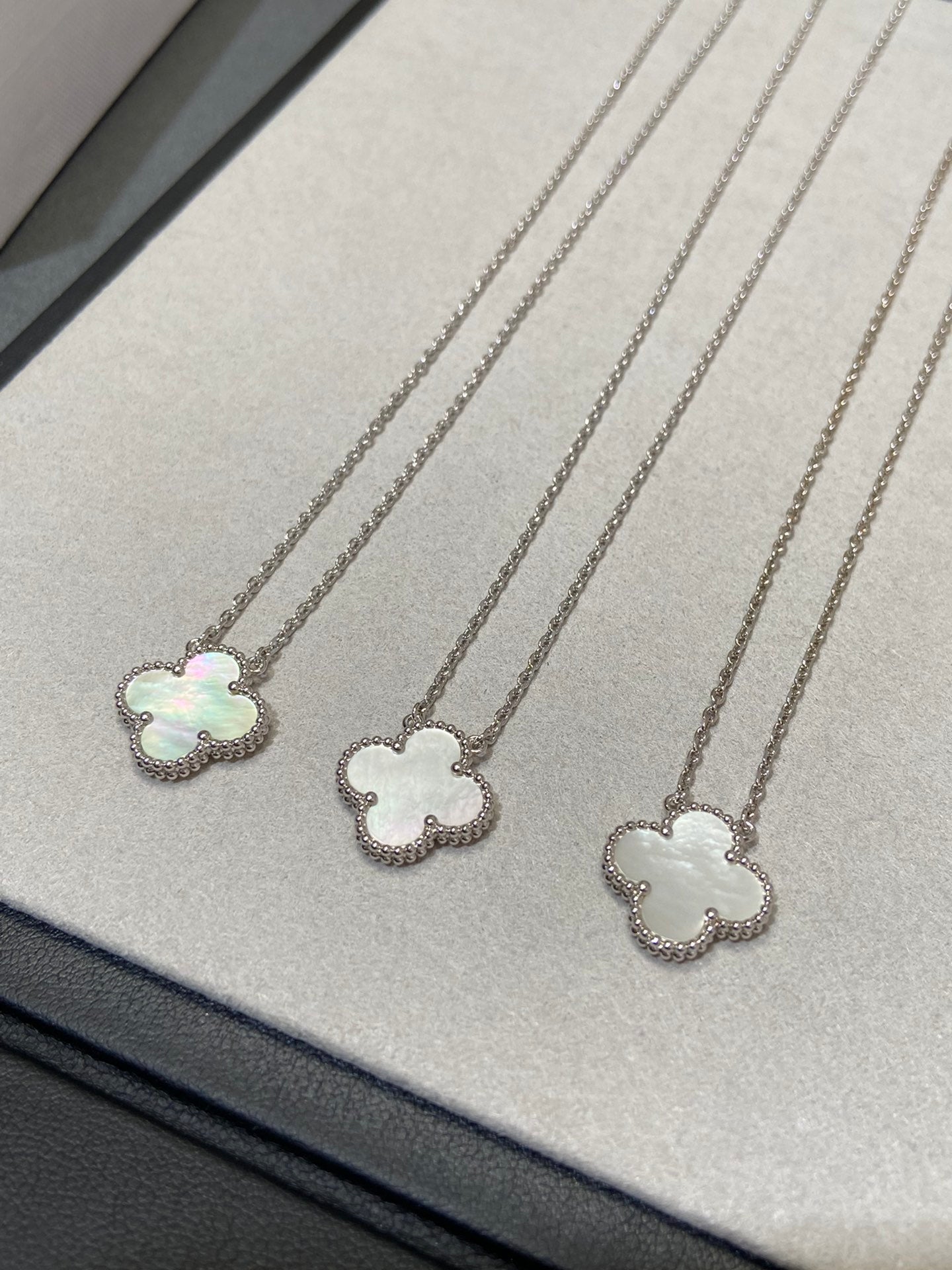 [Elite]CLOVER MEDIUM SILVER WHITE MOP NECKLACE