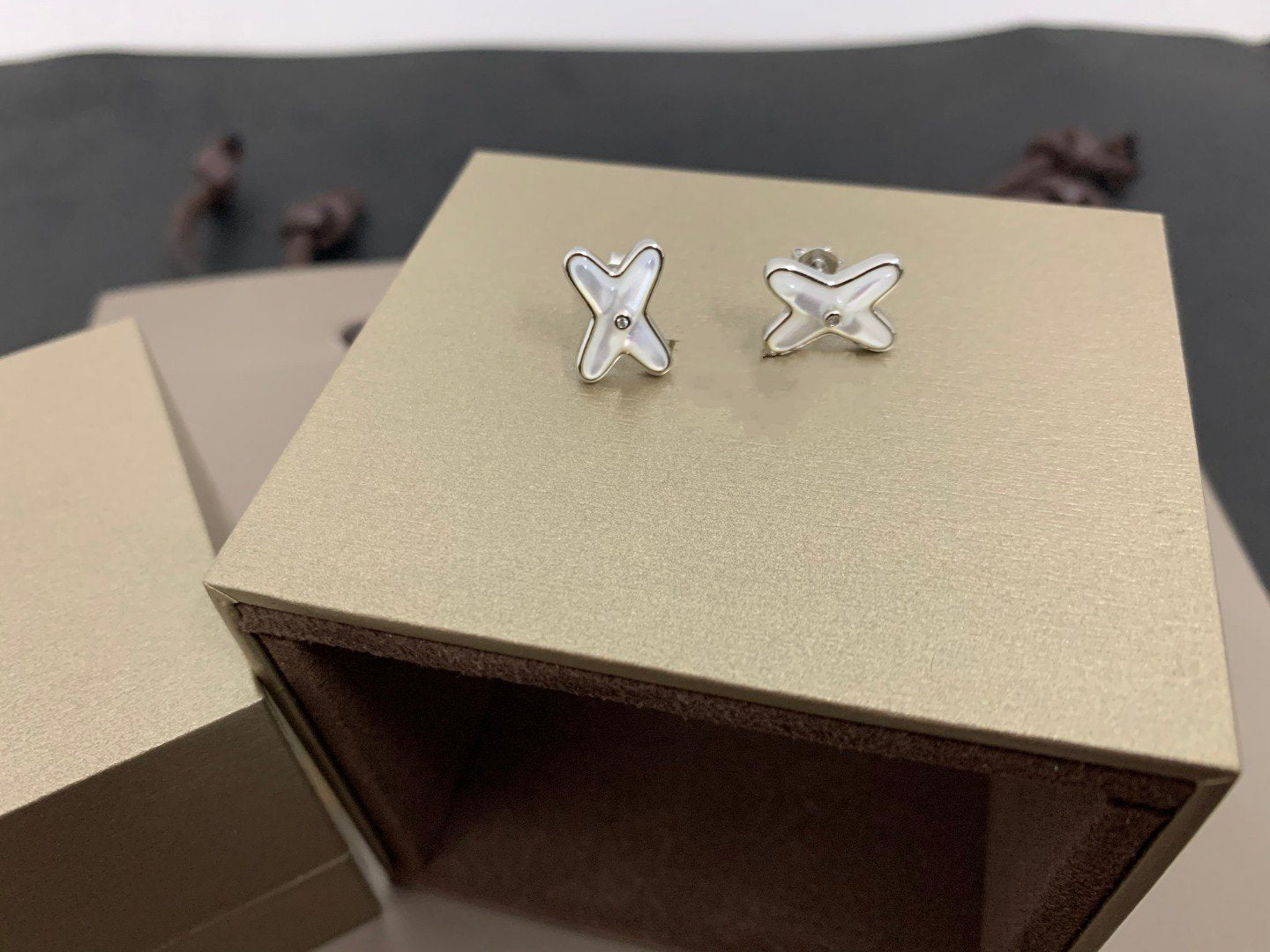 [Elite]JEUX DE WHITE MOP SILVER DIAMOND EARRINGS
