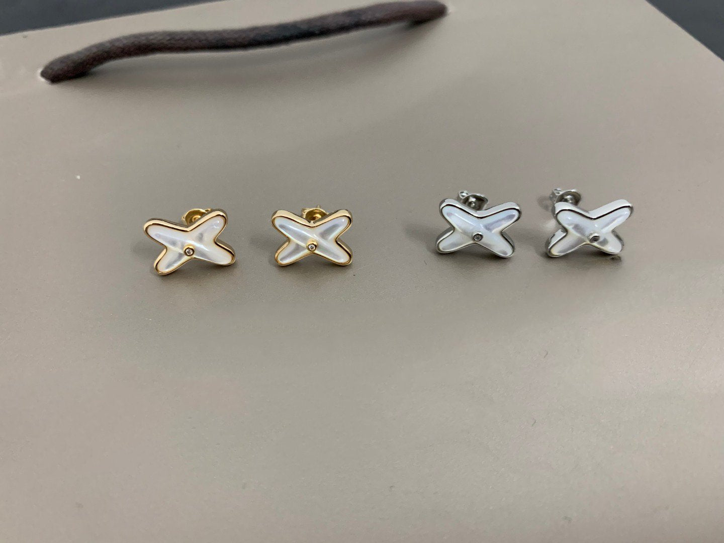 [Elite]JEUX DE WHITE MOP SILVER DIAMOND EARRINGS