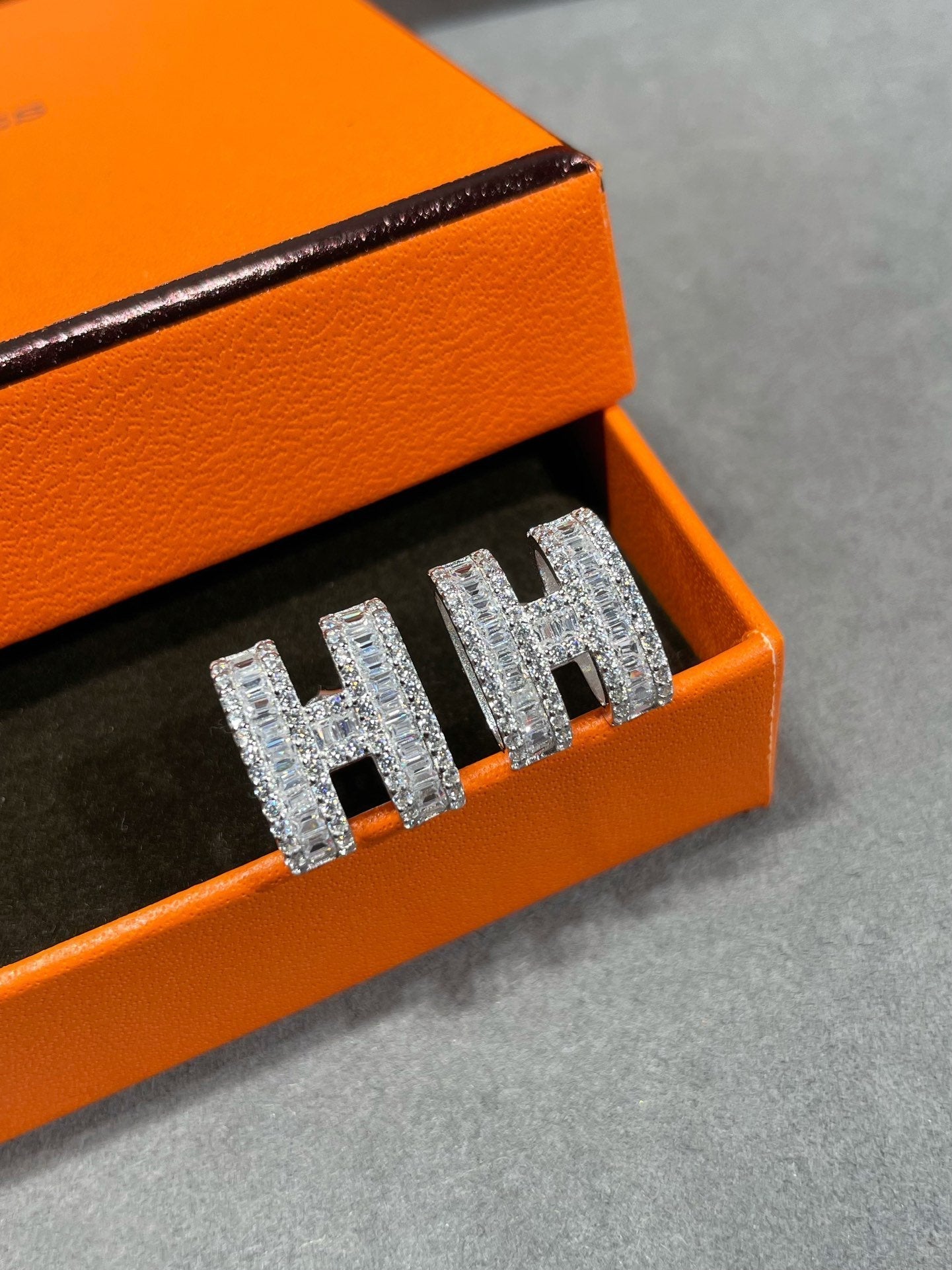 [Elite]H STUD EARRINGS WITH SILVER DIAMONDS