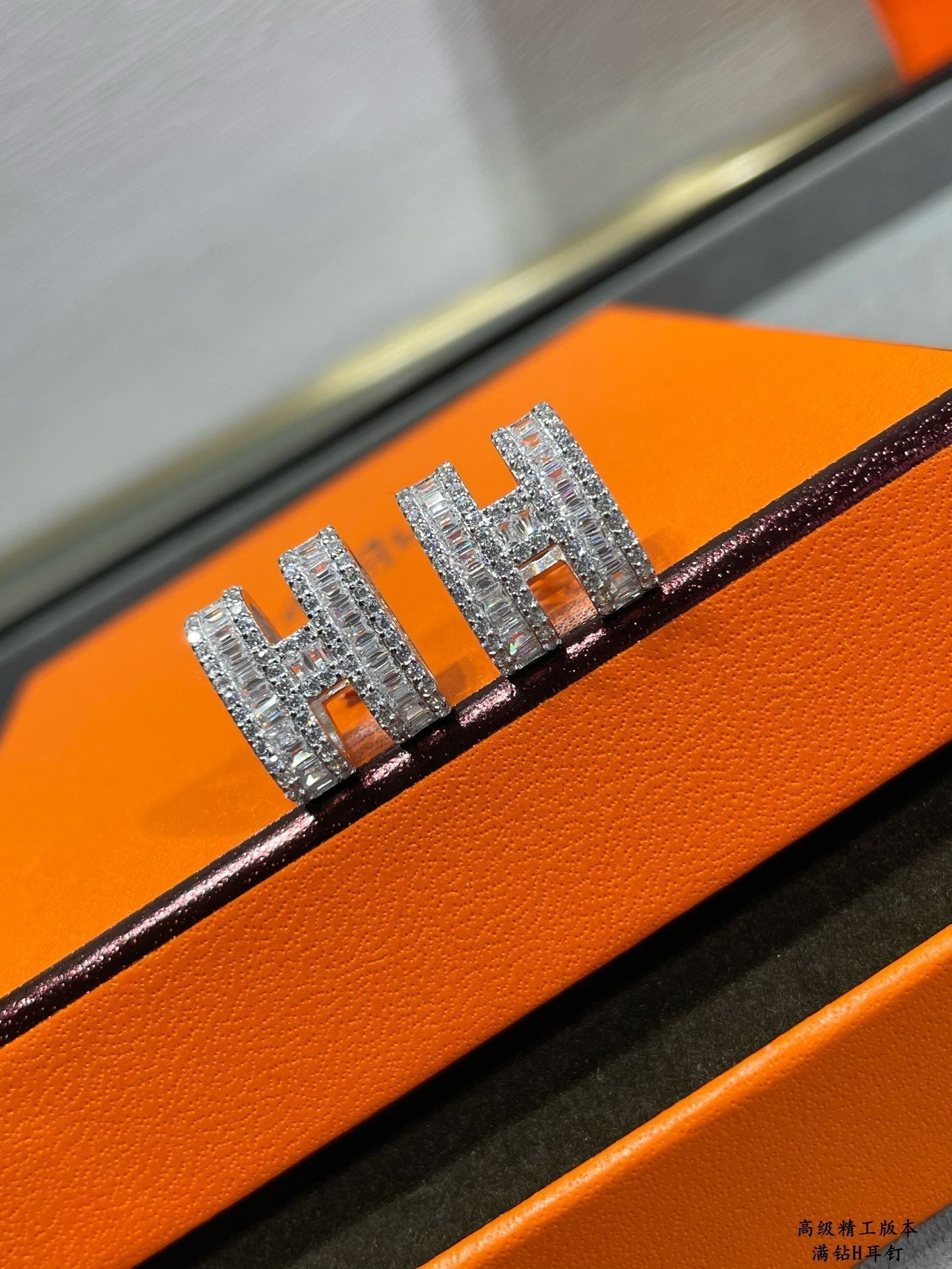 [Elite]H STUD EARRINGS WITH SILVER DIAMONDS
